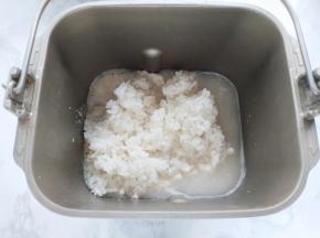 将除黄油以外的所有材料加入面包机中，开启和面程序。