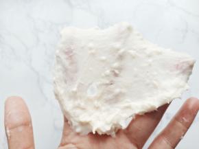 检查面团状态，可拉出厚膜时加入黄油，继续揉至可拉出薄膜的阶段。