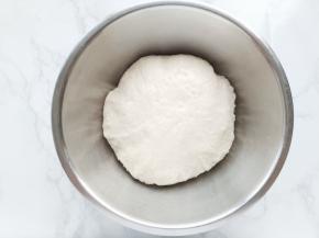 将揉好的面团放入盆中，盖上保鲜膜室温发酵。