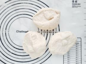 将面团倒在操作台上，分割成3等份，排气滚圆静置10分钟。