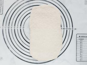 取一个面团，擀成长方形。