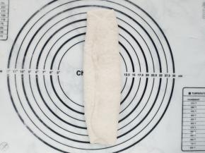 翻面后分别从1/3之处往左右方向折叠，并压紧收口。