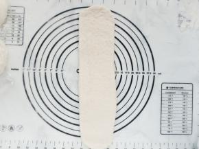 从中间开始分别向上向下擀开成长条形。