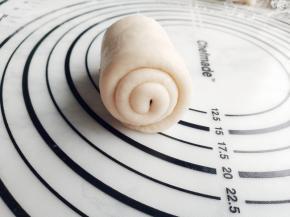 从上至下卷起，卷成一个约2.5圈的卷。