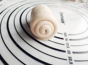 从上至下卷起，卷成一个约2.5圈的卷。
