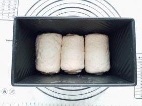 依次卷好所有面团，放入模具中。