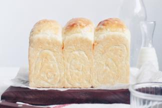 发酵完成后，表面刷上蛋液，送入预热好的烤箱，中下层上下火180度烤20分钟，再转165度烤10分钟左右，上色后要及时加盖锡纸。出炉后立即脱模晾凉。