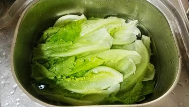 生菜洗净，再用凉开水浸泡干净后沥干水分备用