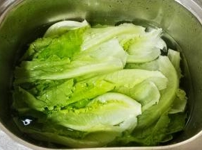 生菜洗净，再用凉开水浸泡干净后沥干水分备用
