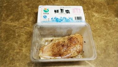 鸡胸肉提前用蒜盐、黑椒碎放冰箱腌一晚