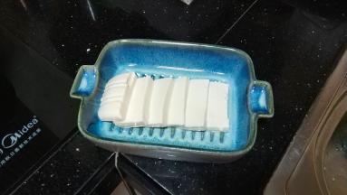 内脂豆腐切片放入盘里
