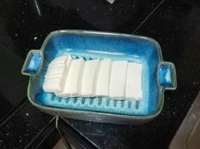 内脂豆腐切片放入盘里