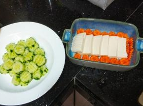 青瓜、红萝卜切片或刨丝