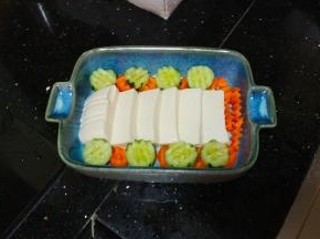 青瓜、红萝卜片放入盘里码好