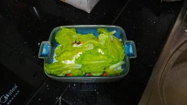 放入生菜，撒上蒜盐