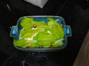 放入生菜，撒上蒜盐