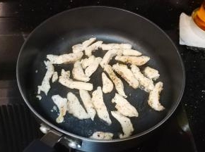 鸡胸肉切条煎熟