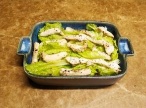 煎好的鸡胸肉条放入盘里