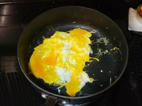 三只鸡蛋打入不粘锅里炒至8成熟