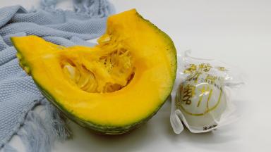 南瓜准备300克、研磨食光海鸭蛋3个。