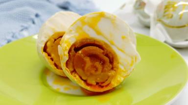 切开一个研磨食光海鸭蛋，看看都冒油了。