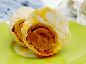 切开一个研磨食光海鸭蛋，看看都冒油了。