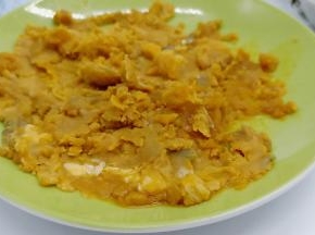 用勺子取蛋黄就可以，蛋白用来下饭吃，把蛋黄碾成沫。