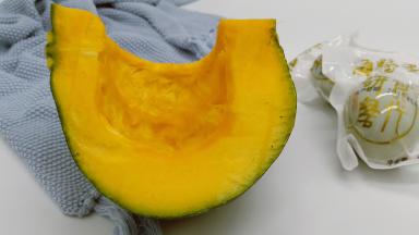 南瓜用勺子挖去南瓜籽。