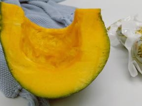 南瓜用勺子挖去南瓜籽。