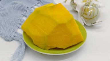 用刀削去南瓜皮，可以多削一点皮。