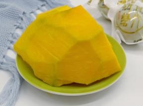 用刀削去南瓜皮，可以多削一点皮。