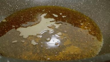 锅里多放一点菜籽油，方便油炸。