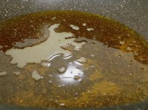 锅里多放一点菜籽油，方便油炸。