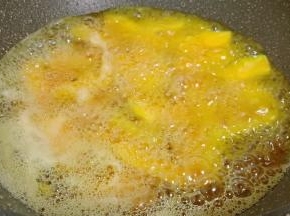 油温6成热，下南瓜片油炸。