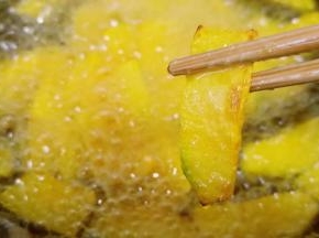南瓜片炸至两面微黄即可盛盘。