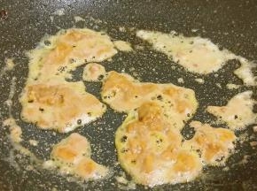 锅里留一点底油，下蛋黄沫快速翻炒。