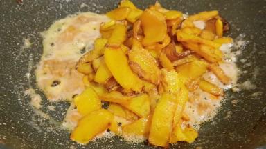 下炸好的南瓜片入锅。