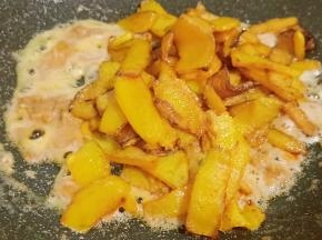 下炸好的南瓜片入锅。