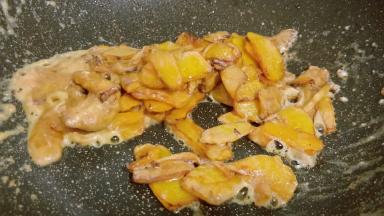 轻轻用手掂几下，让每片南瓜都裹上蛋黄就可以出锅，蛋黄咸的所以无需再加其他调味料。