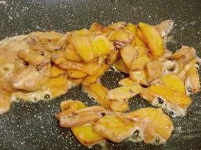 轻轻用手掂几下，让每片南瓜都裹上蛋黄就可以出锅，蛋黄咸的所以无需再加其他调味料。