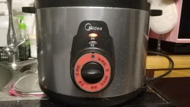黄豆放入电压力锅中，放入清水盖过黄豆，用煮豆的功能约50分钟，趁热放2大勺糖拌均匀