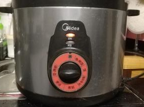 黄豆放入电压力锅中，放入清水盖过黄豆，用煮豆的功能约50分钟，趁热放2大勺糖拌均匀