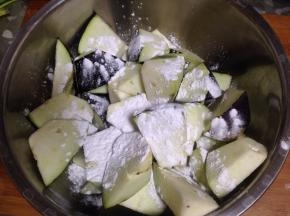 用盐拌匀后，放到盆里撒上淀粉摇匀（要每一块都沾上淀粉）