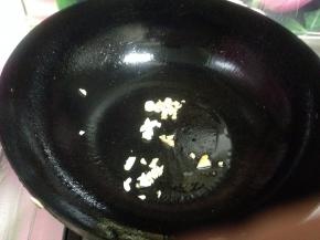 留底油炒香少许蒜末