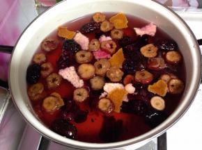 锅中加入2公斤的清水，再把泡好的食材一起倒入锅中（浸泡的汤也要一起倒入）