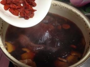 加入枸杞再次煮开10分钟