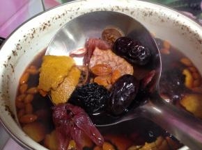 随后倒出汤汁，留取渣子