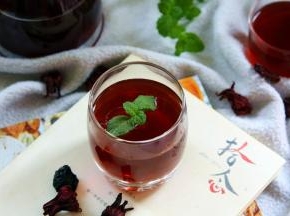 完全冷却后，可以加入干桂花或薄荷、冰块等一起饮用。