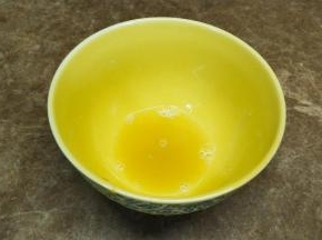 20克菌粉放入碗中放20克煮豆的水，把菌粉调拌均匀