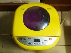 面包桶用湿布盖好，放一根筷子顶着盖子，留一条隙缝（盛有黄豆的面包桶容器，须有与空气接触部分，因纳豆菌是嗜氧菌，须有氧气才能发酵!）
面包机按酸奶功能键，一次发酵完后再按一次，一共要发酵二次时长。（晚上12点开始到早上8点程序结束后再按一次到下午4点结束拿出来就可以了）